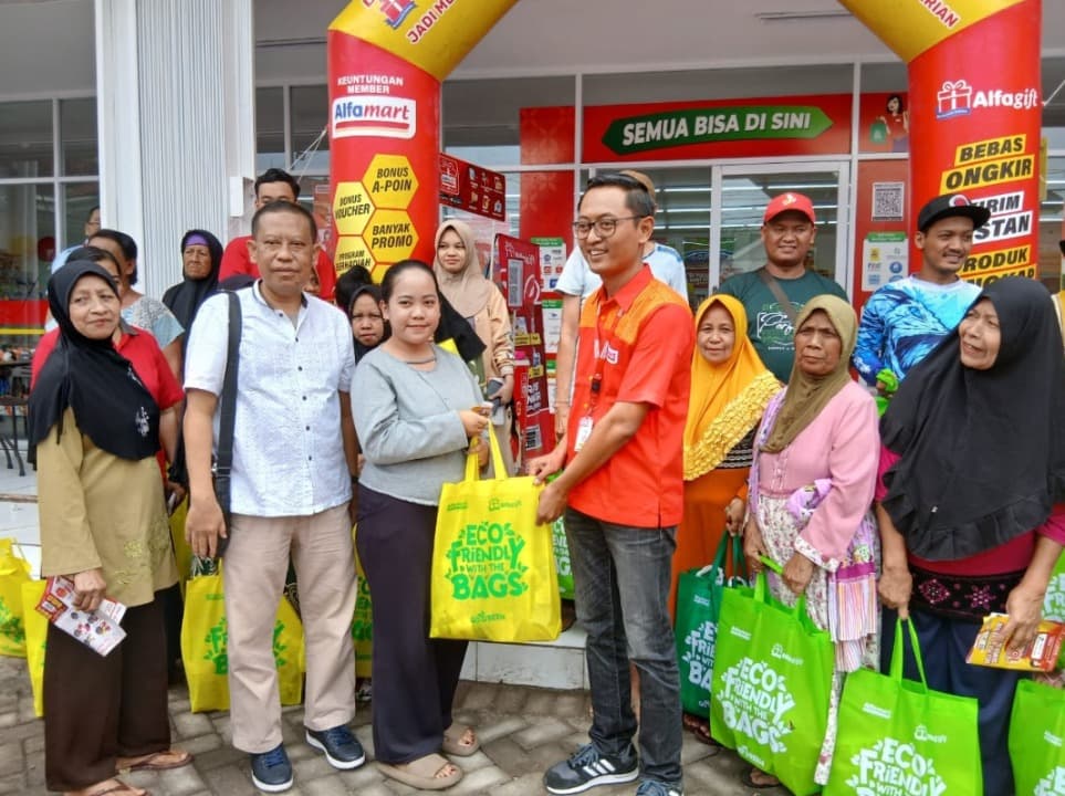 Alfamart Care Bagi Paket Sembako Kepada Para Janda
