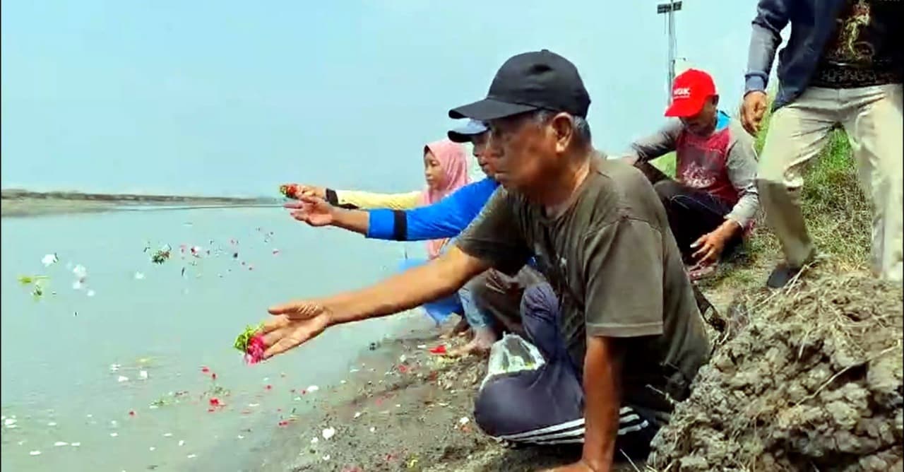 19 Tahun Lumpur Lapindo, Warga Ziarah dan Tabur Bunga di Atas Tanggul
