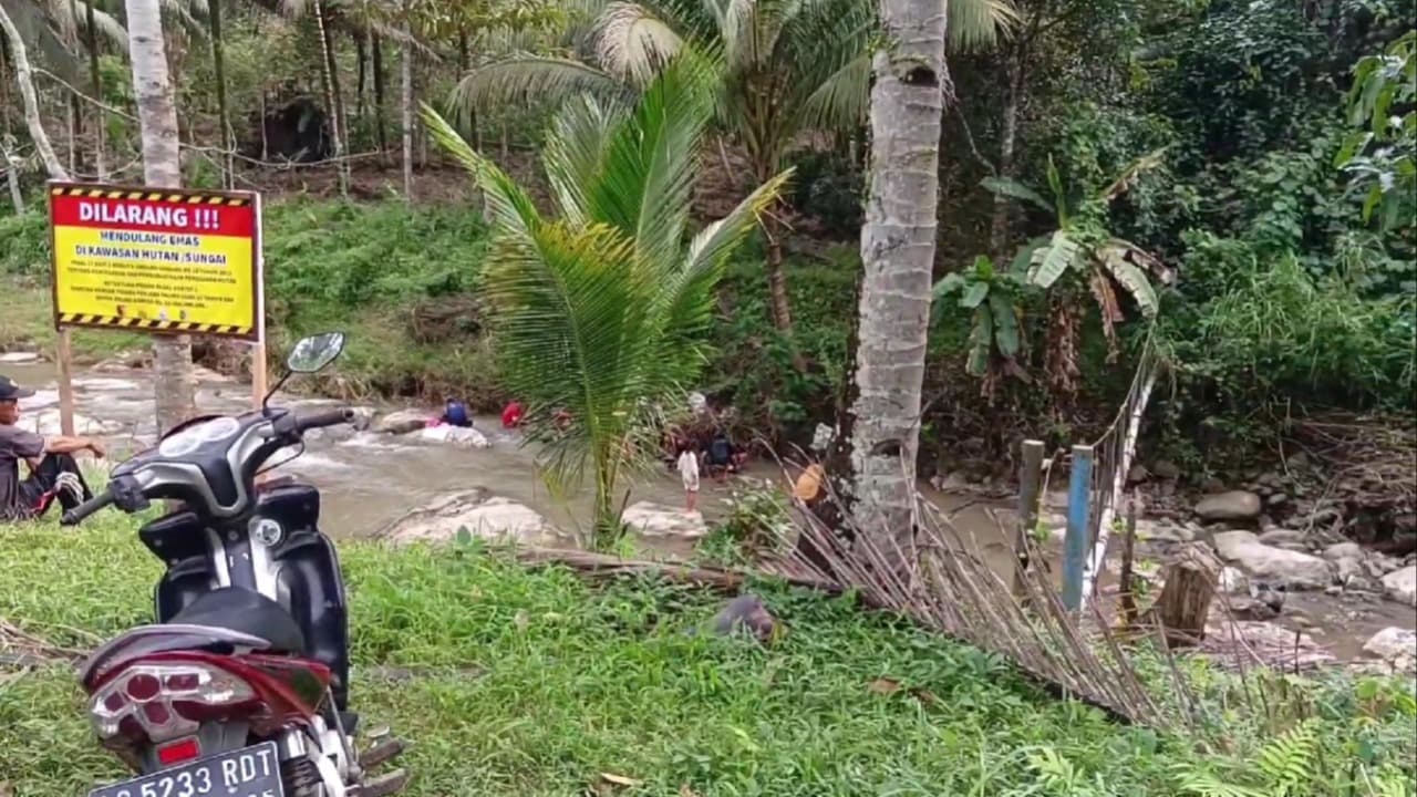 Viral di Medsos, Warga Tulungagung Berburu Emas di Sungai Kalibambang