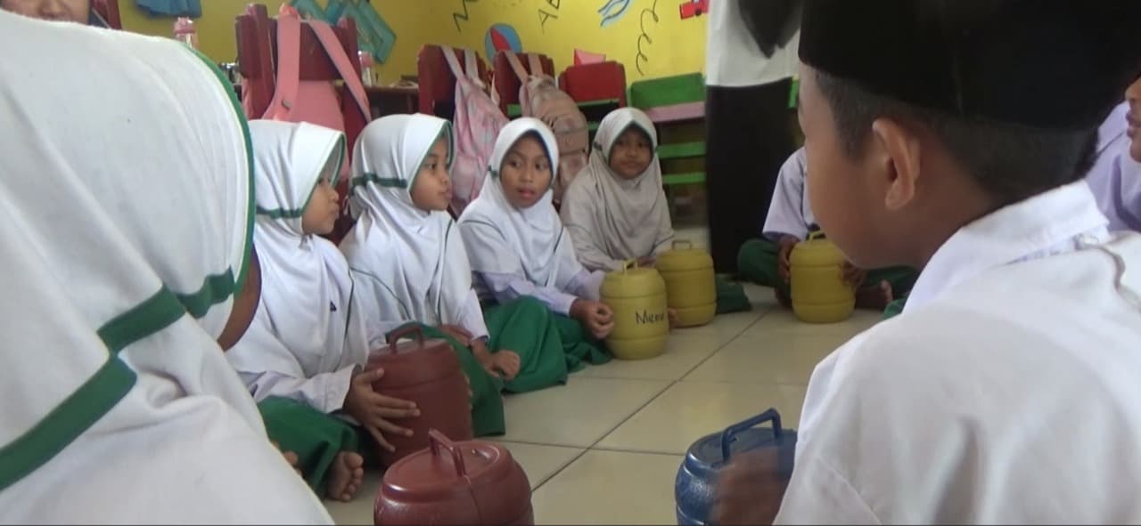 Puluhan Siswa MI Muhammadiyah Antusias Membuka Celengan Kurban