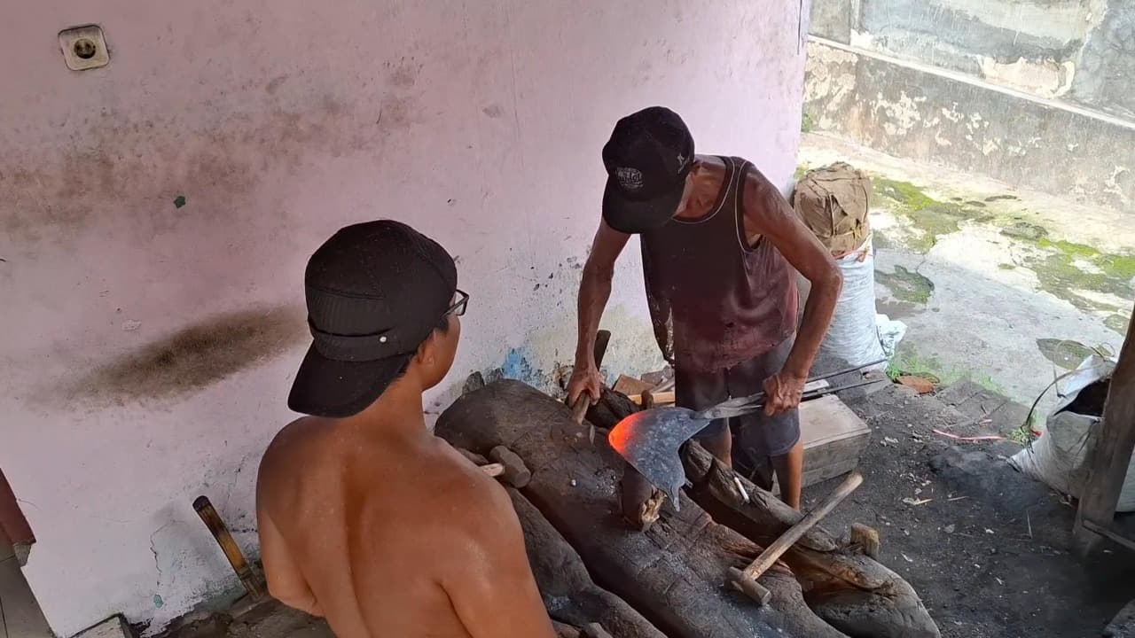 Kakek Margiono, Pande Besi yang Setia Lestarikan Tradisi Ditengah Modernisasi