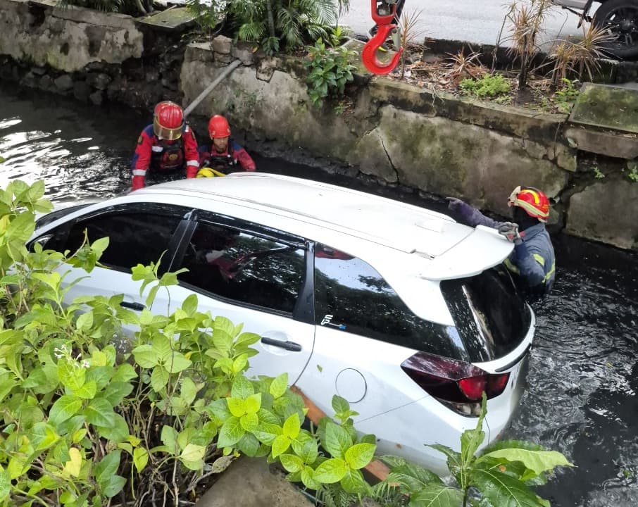 Diduga Sopir Mabuk, Honda Mobilio Nyemplung ke Sungai Nginden Surabaya