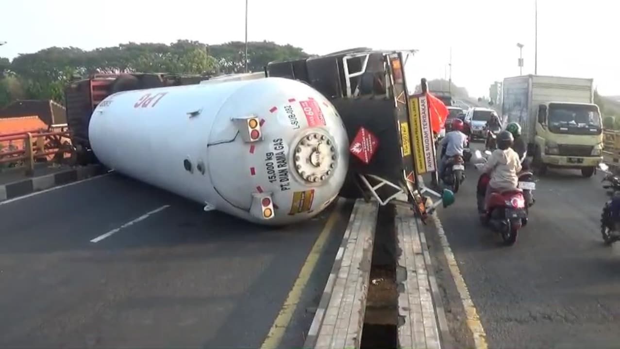 Truk Bermuatan 15 Ton Gas Elpiji Terguling di Jembatan Mertex, Lalu Lintas Sempat Tersendat