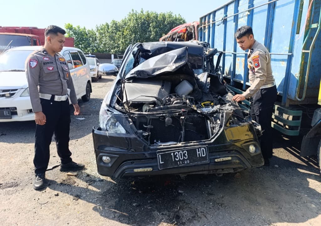 Innova Berisi Satu Keluarga Tabrak Bokong Truk di Tol Jomo, 3 Orang Tewas
