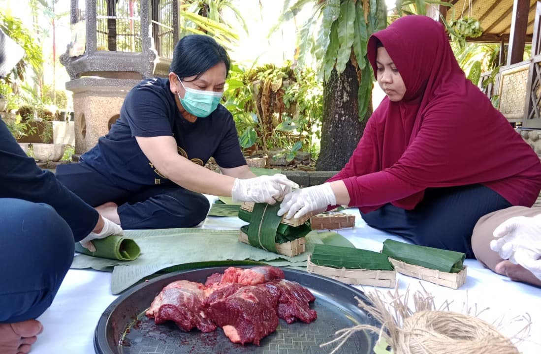 Spesial Idul Adha, Banyuwangi Berbagi Salurkan Sedekah Daging ke Warga Miskin