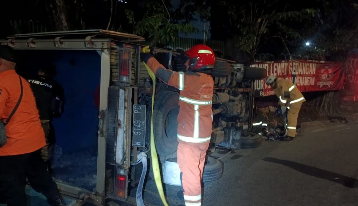 Lewat Jalan Bergelombang, Truk Terguling di Kedurus Surabaya