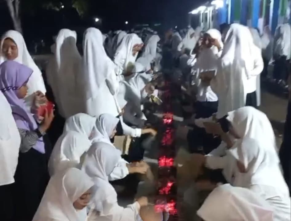 Tradisi Sate Lanjeng Warnai Perayaan Idul Adha Santri di Probolinggo