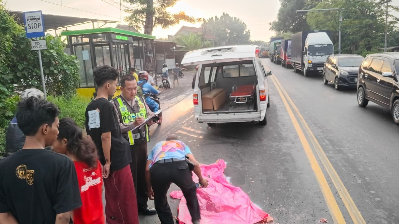 Pemotor Tanpa Identitas Tewas Terlindas Truk di Balongbendo Sidoarjo