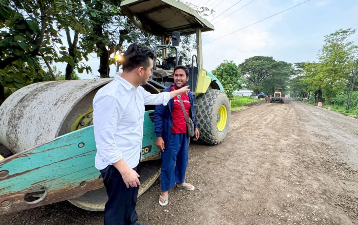 Percepat Perbaikan Jalan Rusak, Plt. Gubernur Jatim Tinjau Pengaspalan Ruas Nganjuk-Kediri