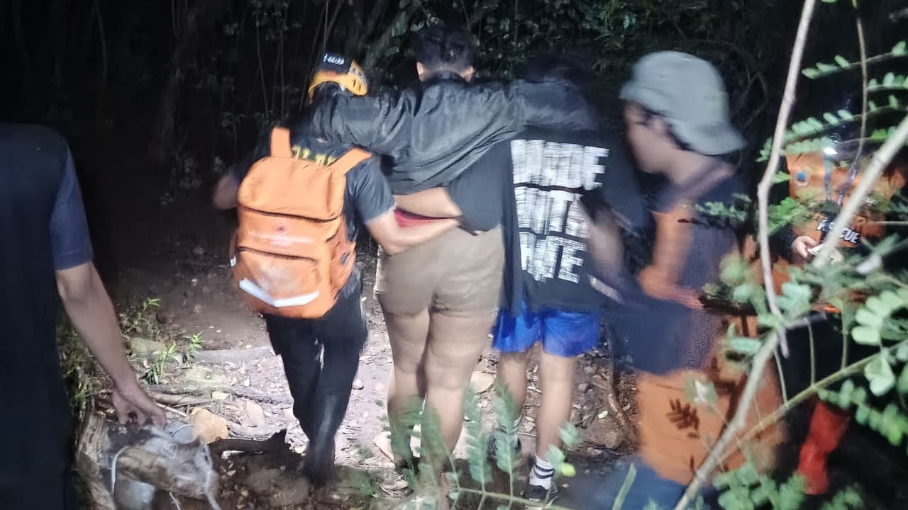 BPBD Kota Kediri Evakuasi Pendaki Cedera di Gunung Klotok
