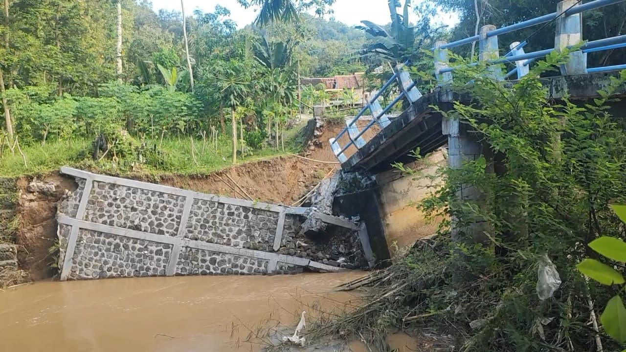 Lima Jembatan di Trenggalek Putus Total Akibat Banjir Bandang, Pemerintah Minta Bantuan Jembatan Darurat