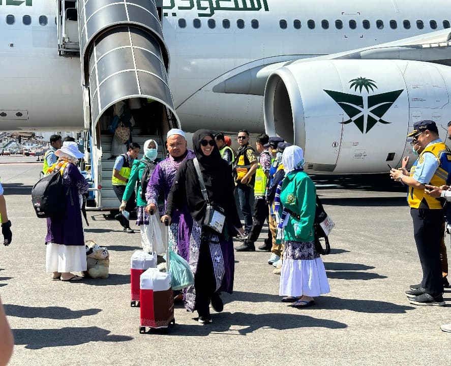 379 Jemaah Haji Kloter I Tiba di Bandara Juanda