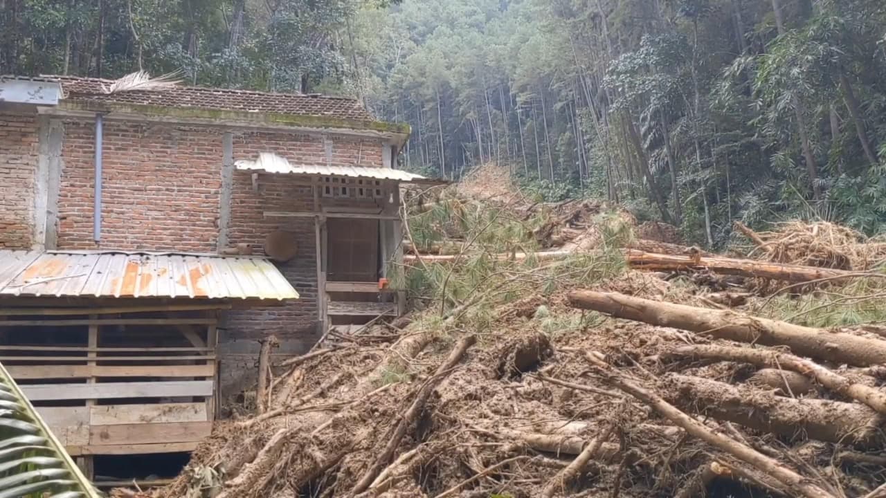 Bencana Longsor Besar Hancurkan Rumah Warga di Trenggalek