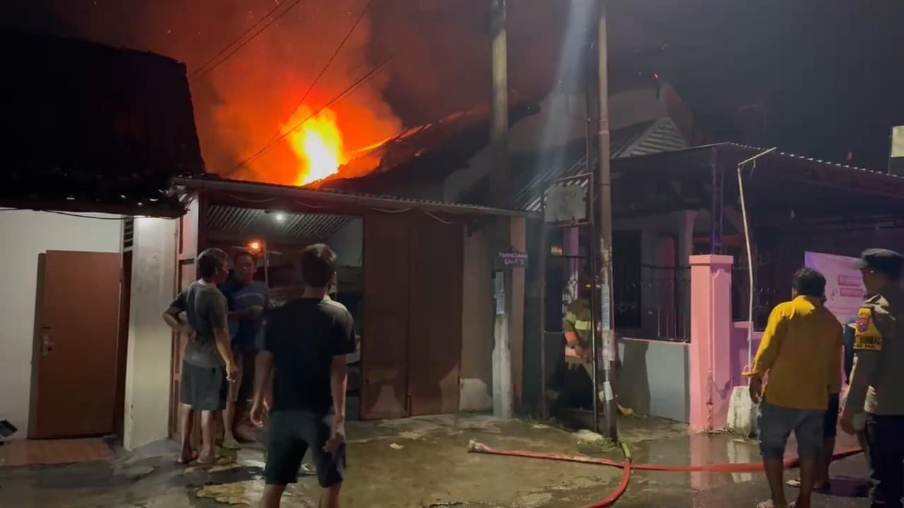 Kebakaran Hanguskan Toko Kosmetik di Pare, Kerugian Capai Rp900 Juta