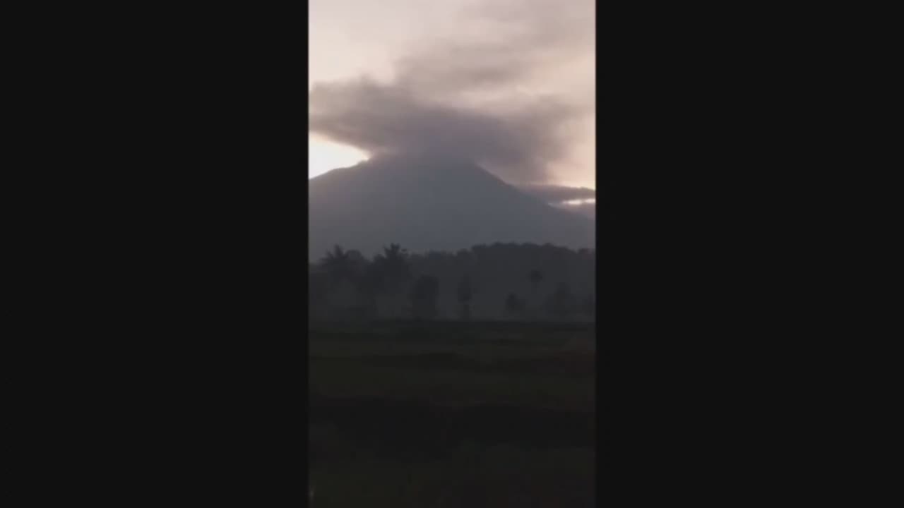 Gunung Raung Erupsi, Jember Dilanda Hujan Abu – BPBD Bagi Masker