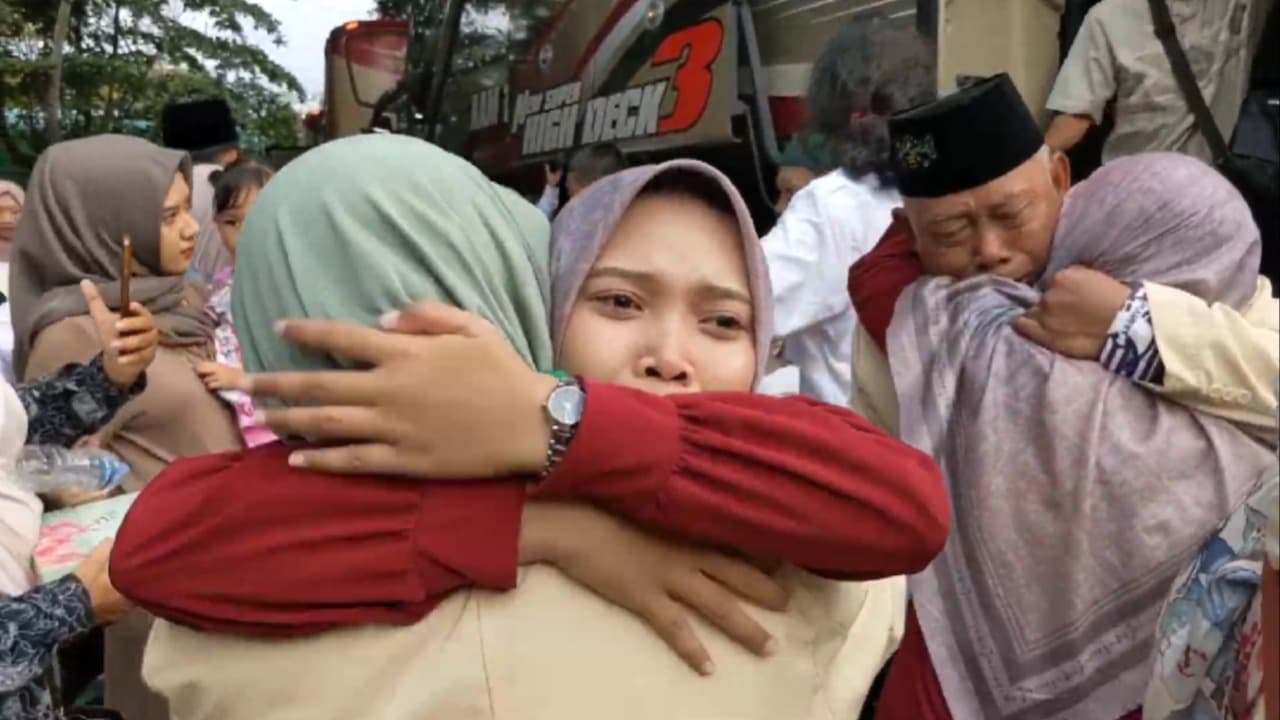 Tangis Haru Sambut Kedatangan Jemaah Haji Trenggalek, Satu Tertinggal Di Arab Saudi