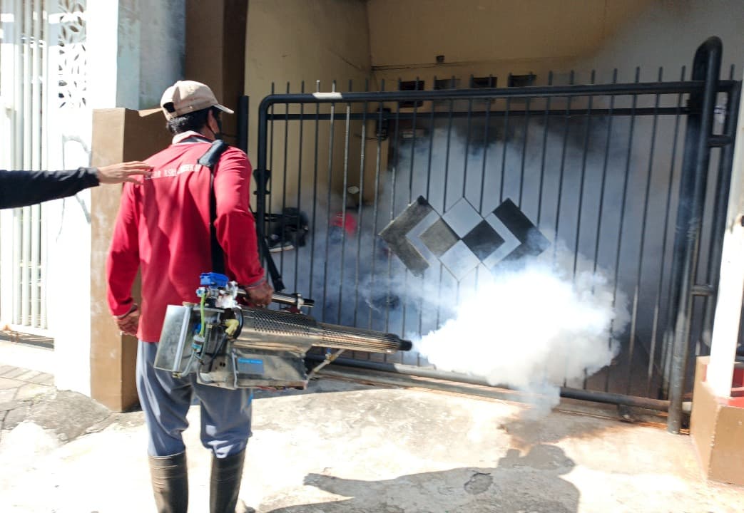 Satu Anak Terjangkit DBD, Petugas Fogging di Perum Taman Pondok Legi Sidoarjo