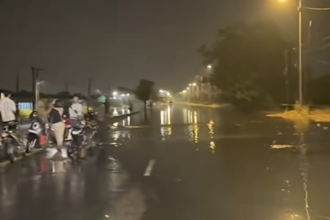 Porong Banjir, Rendam Jalan Raya Hingga Rel KA