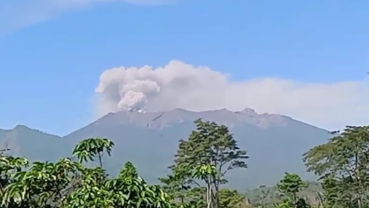 Gunung Raung Erupsi, Bupati Ipuk Minta Masyarakat Banyuwangi Tetap Tenang
