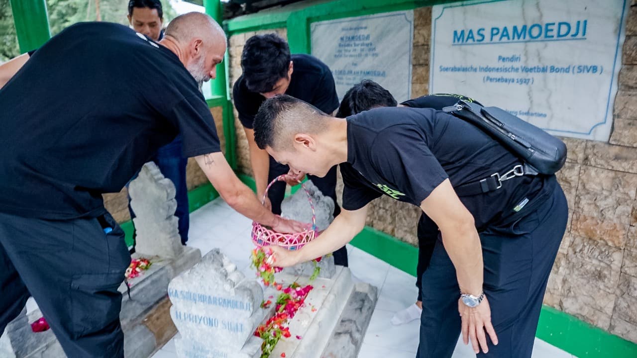 Pemain dan Pelatih Persebaya Ziarah ke Makam Pendiri Klub