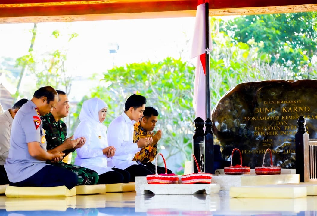 Bulan Bung Karno, Gubernur Khofifah Dampingi Wapres Gibran Ziarah Makam Proklamator