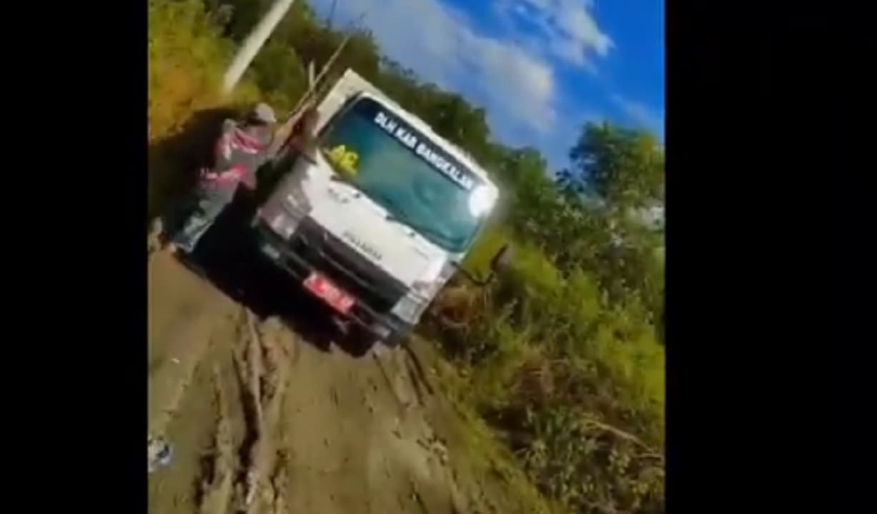 Viral! Orang Tak Dikenal Hadang Truk Sampah DLH Bangkalan Sambil Acungkan Sajam