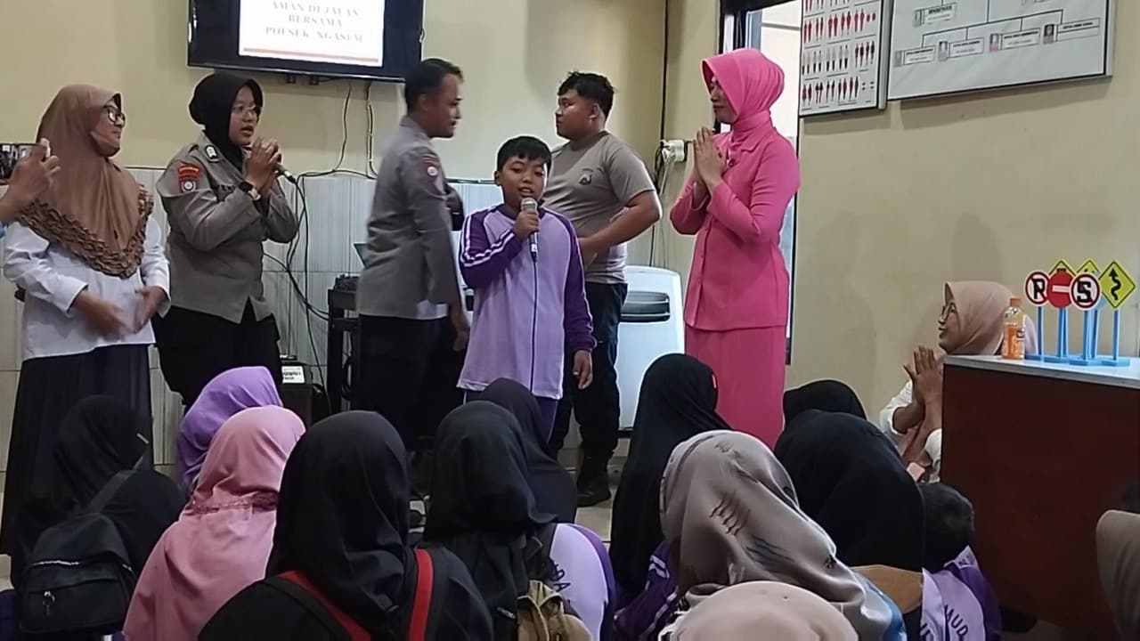 Puluhan Siswa SLB Bhakti Pemuda Kunjungi Polsek Ngasem Kediri, Dapat Edukasi Stop Bullying dan Keselamatan Lalu Lintas