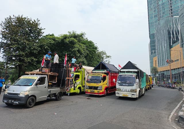Aksi Demo Sopir Truk di Surabaya, Blokir Jalan Bundaran Waru
