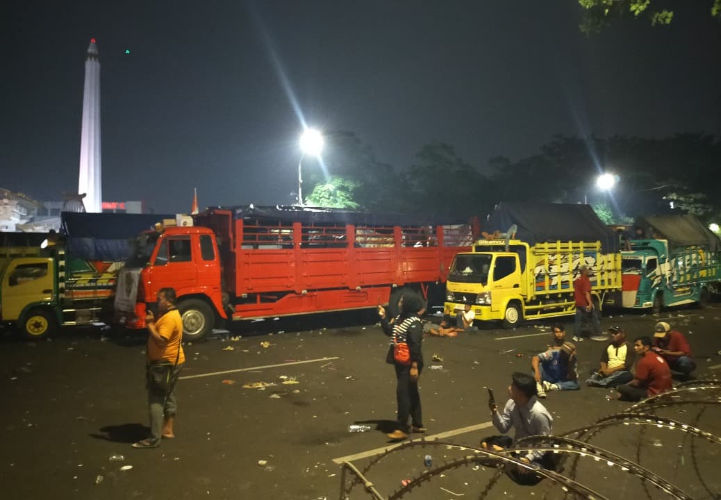 Tuntutan Tak Dikabulkan Polisi, Sopir Truk Bertahan di Kantor Gubernur Jatim