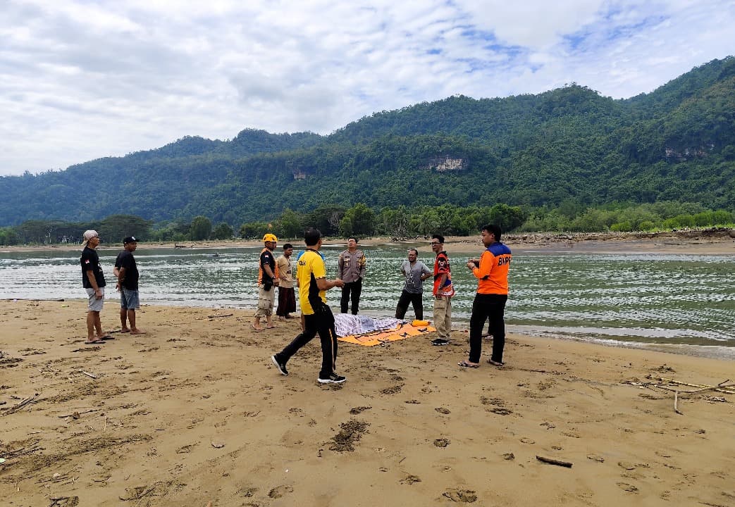 Empat Wisatawan Asal Mojokerto Terseret Ombak di Pacitan, Satu Tewas Tiga Hilang