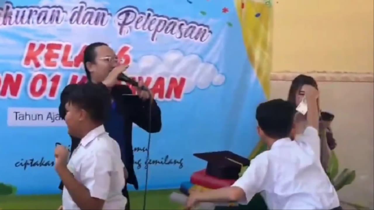 Viral! Siswa SD Joget dan Nyawer Biduan, Wali Murid Dukung dengan Uang Sawer