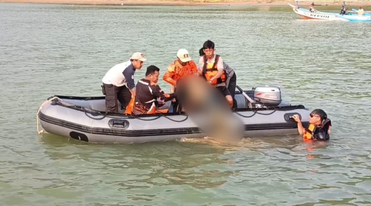 Tim SAR Kembali Temukan Satu Korban Wisatawan yang Tenggelam di Muara Pantai Pancer Dorr