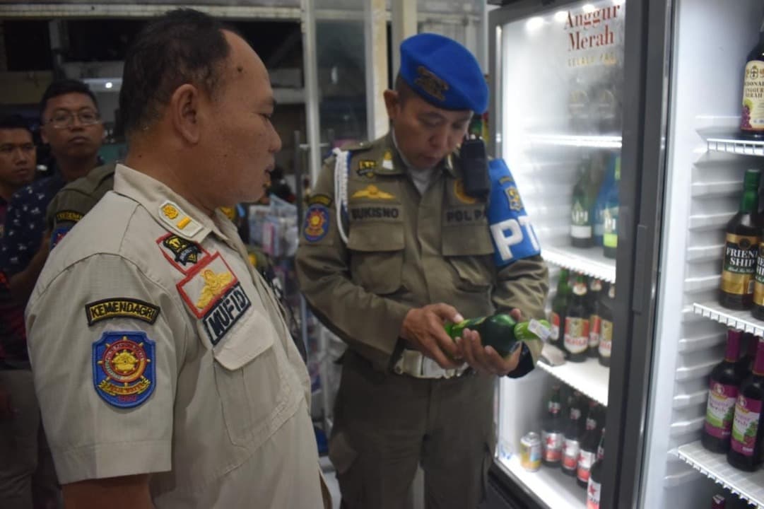 Tiga Kali Dirazia Jual Miras, Toko di Gubeng Disegel Satpol PP Surabaya