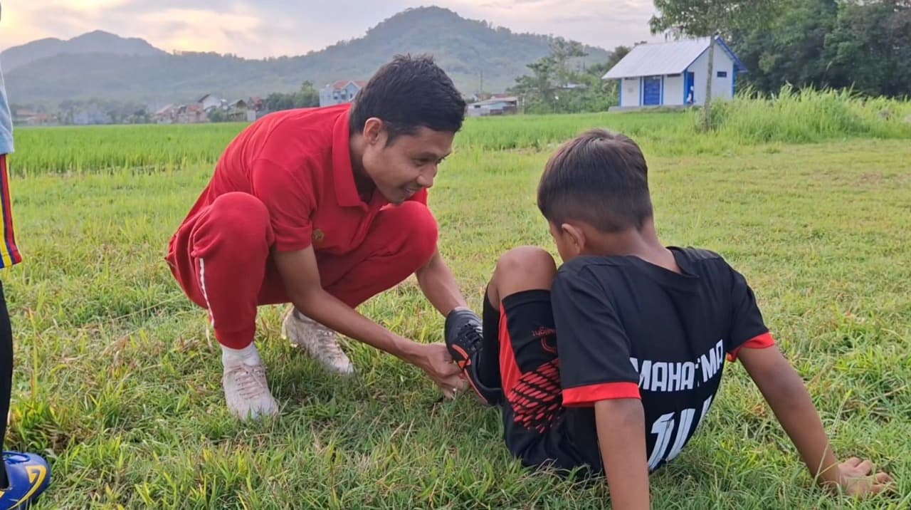 "Jalan Sunyi" Evan Dimas Mantan Pemain Timnas Yang Kini Melatih SSB Di Desa