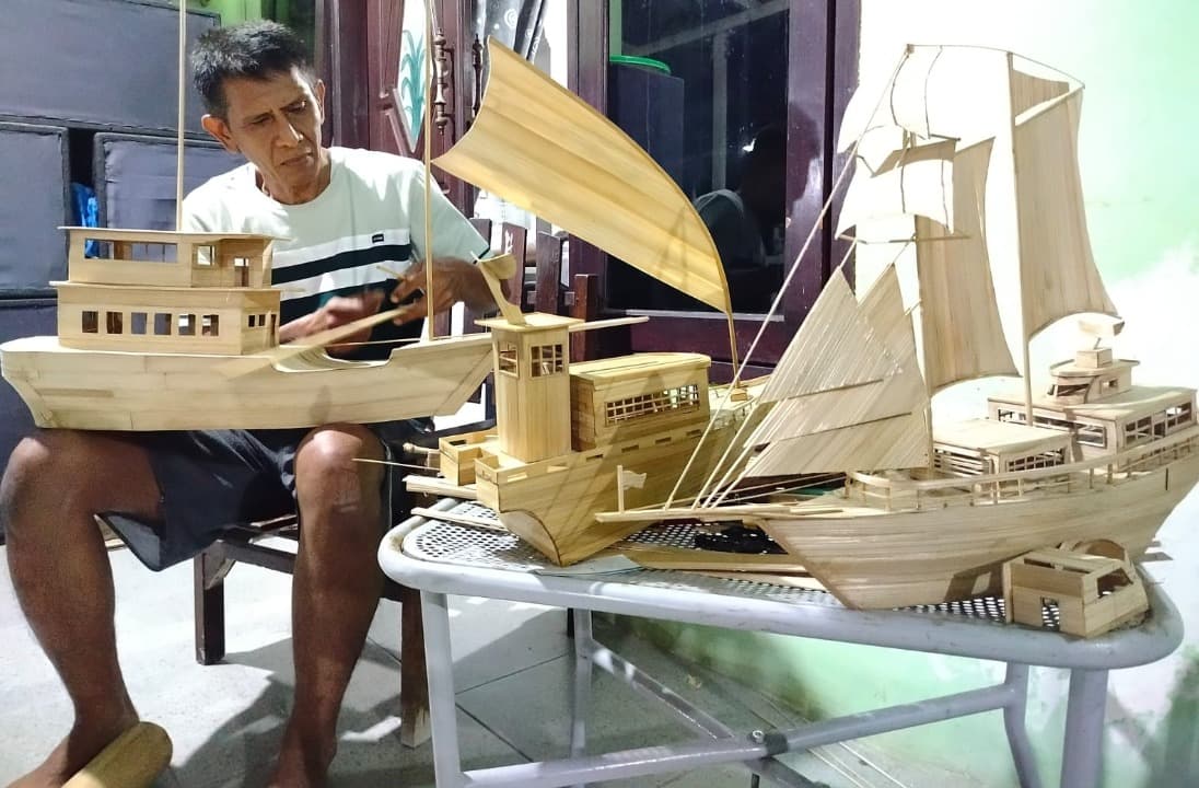 Dari Limbah Jadi Karya Seni: Prastowo Ubah Bambu Sungai Jadi Perahu Layar