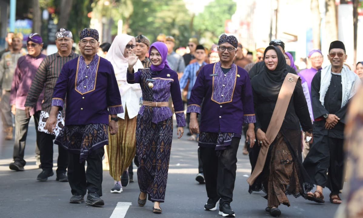 Mbak Wali dan Gus Qowim Ikuti Kirab Mapag Wiyosan Enggal Muharram 1447 H