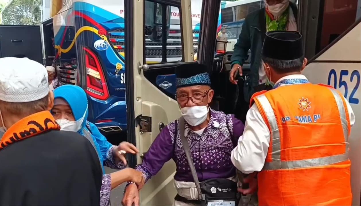 Gelombang Kedua Tiba di Surabaya, 12 Jemaah Haji Tertahan di Mekkah