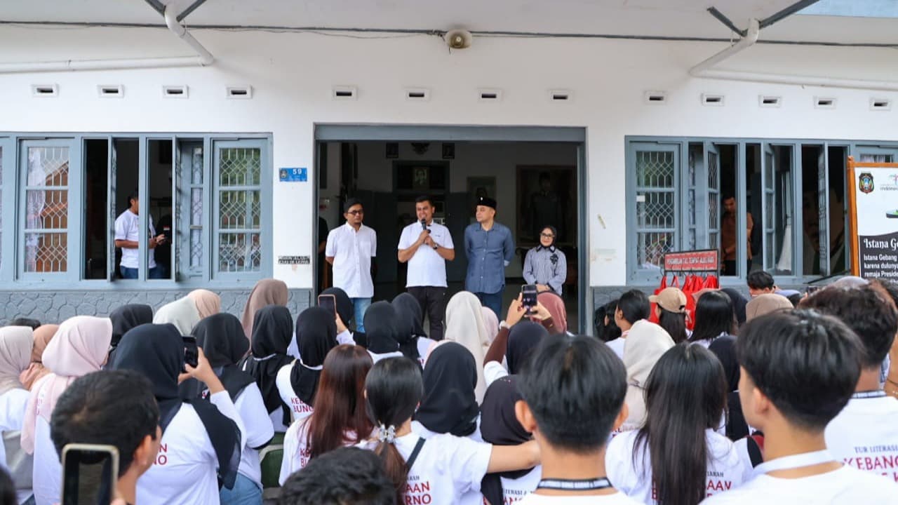 Wali Kota Surabaya Ajak Ratusan Pelajar Teladani Bung Karno Lewat Tur Literasi