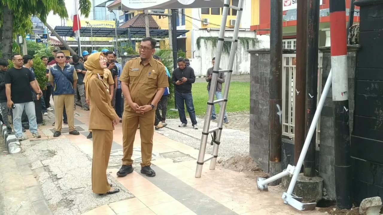 Mbak Wali Tinjau Penertiban Tiang Telekomunikasi, 40 Tiang Tanpa Rekomtek Akan Dicabut