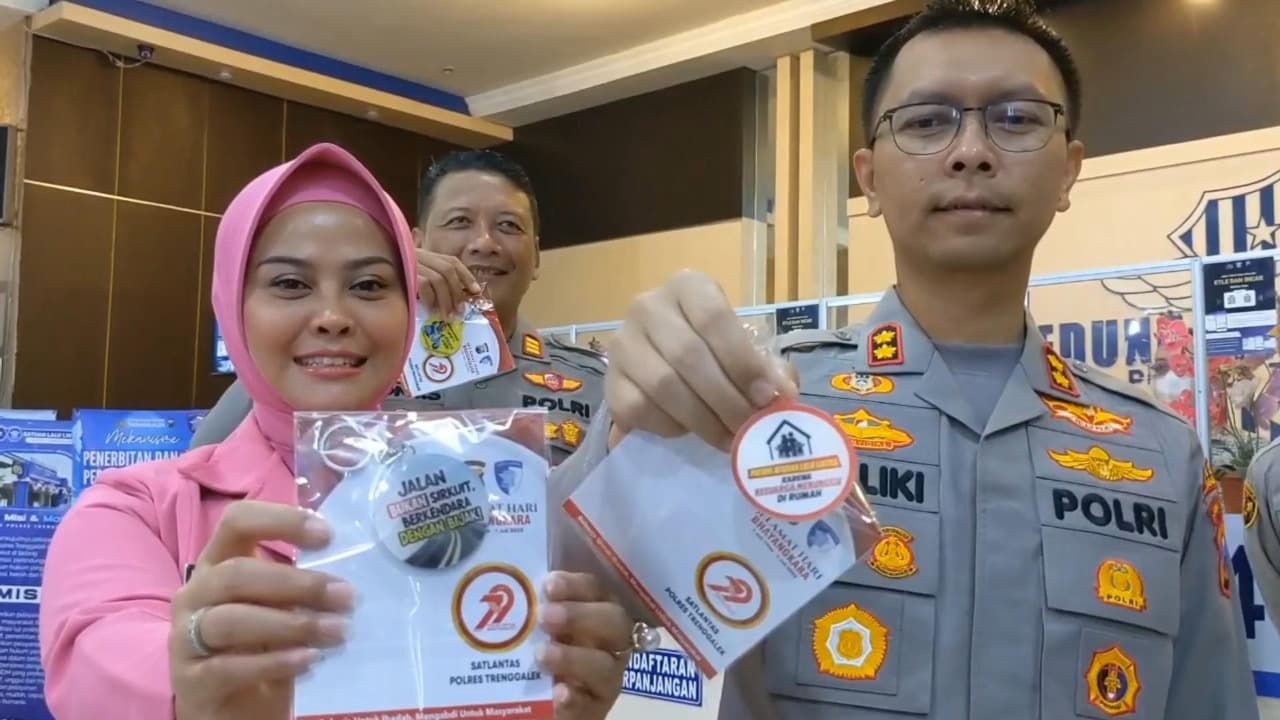 Polres Trenggalek Bagikan Gantungan Kunci Keselamatan dalam Rangka HUT Bhayangkara ke-79