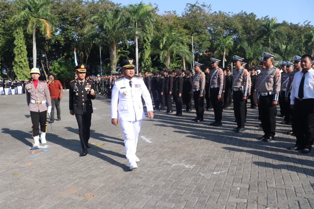Bupati Fandi Akhmad Yani Pimpin Upacara HUT Bhayangkara ke-79 di Halaman Pemkab Gresik
