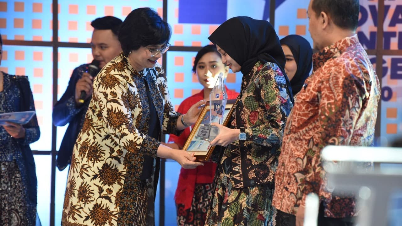 Mbak Wali Raih Penghargaan Kepala Daerah Inovatif Kategori Pengembangan Ekonomi Berbasis Potensi Lokal