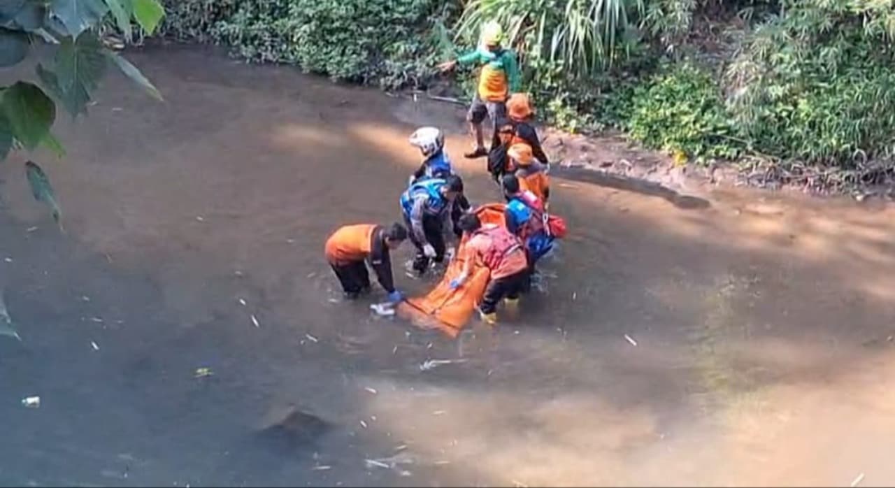 Mayat Laki-laki Ditemukan di Tumpukan Sampah Sungai Gembolo Mojokerto