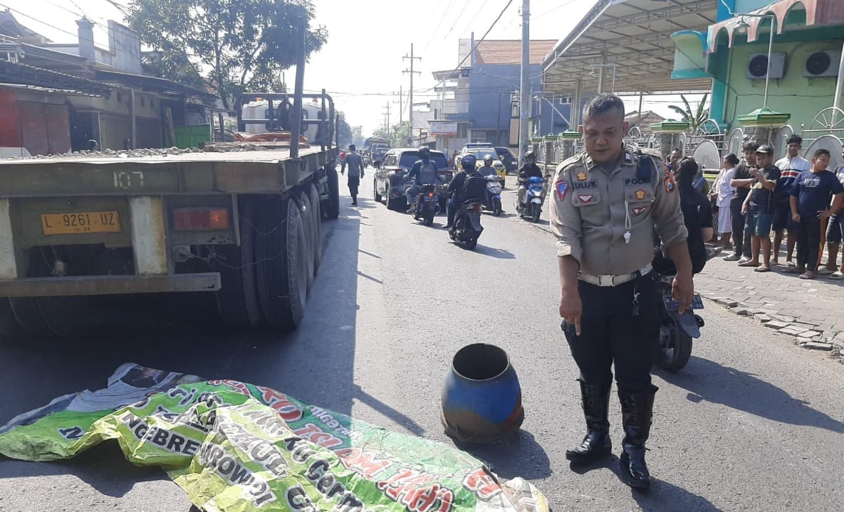 Gagal Nyalip, Wanita Asal Surabaya Tewas Terlindas Truk di Kepatihan Gresik