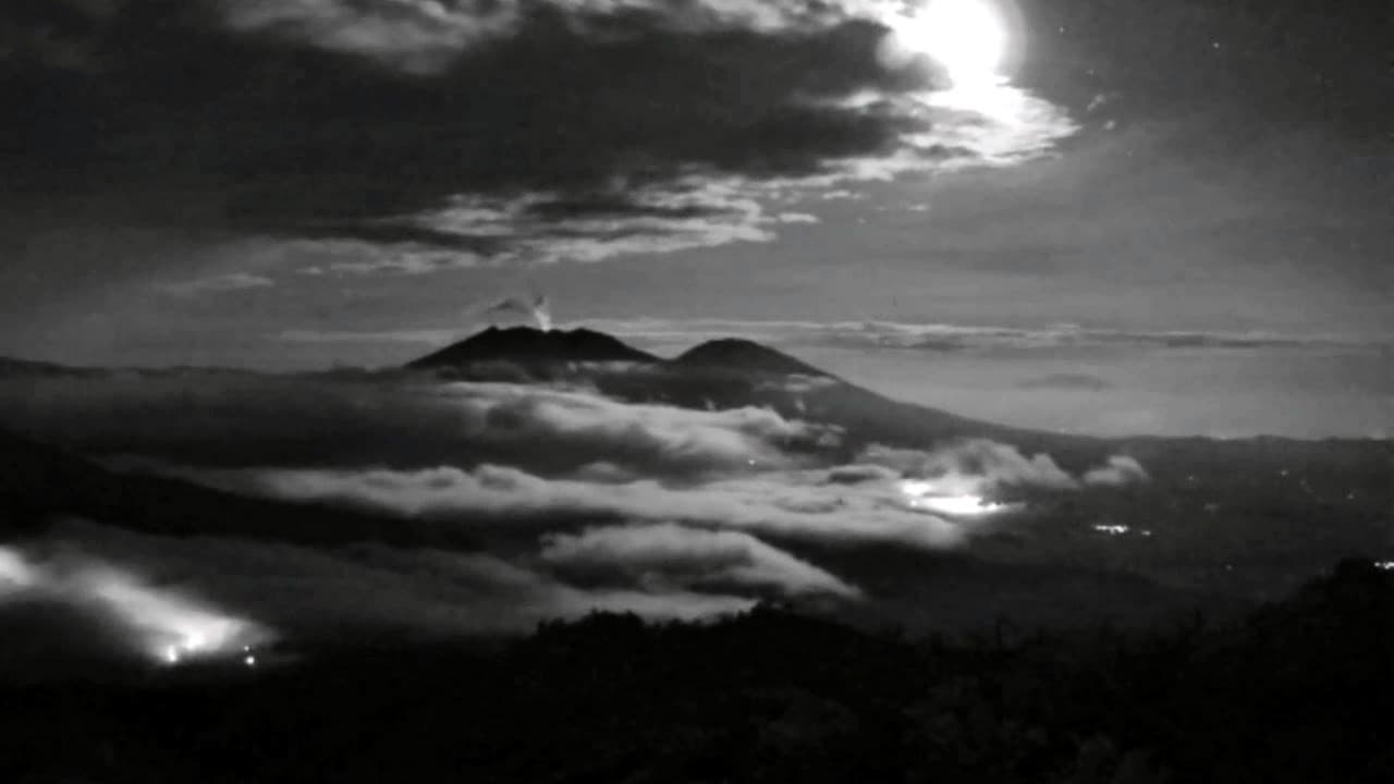Gunung Raung Erupsi, Kawah Keluarkan Sinar Api