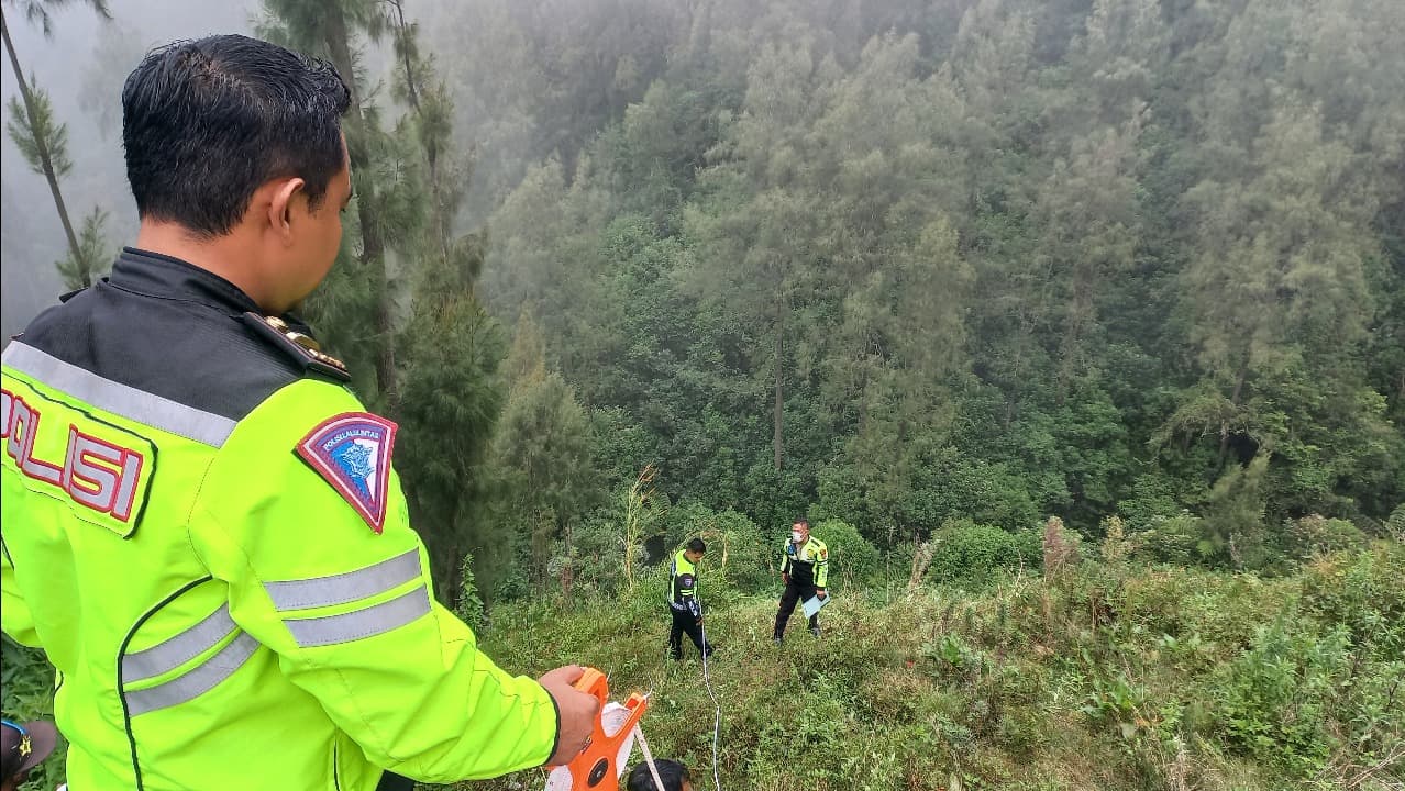 Jeep Terjun ke Jurang di Jalur Bromo, 2 Wisatawan Asal China Terluka
