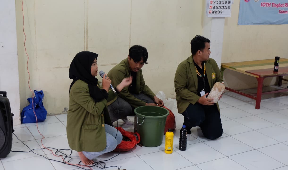 Mahasiswa UPN Veteran Jatim Latih Warga Gayungan Olah Limbah Jamur Jadi Pupuk Organik