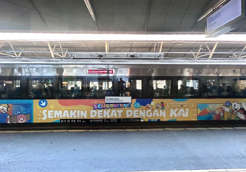 KAI Daop 8 Surabaya Hadirkan Sentuhan Tematik Schooliday dan Livery Jumbo