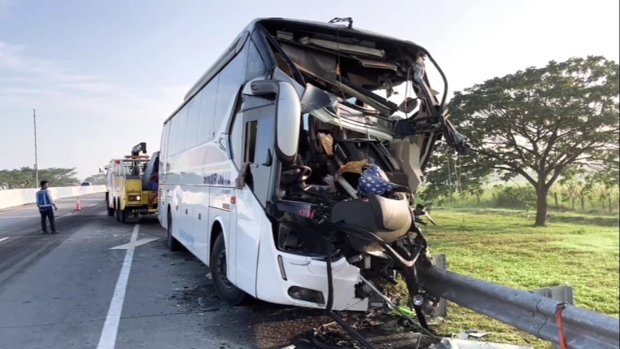 Bus Sinar Jaya Tabrak Truk Trailer di Tol Ngawi, Tiga Orang Luka
