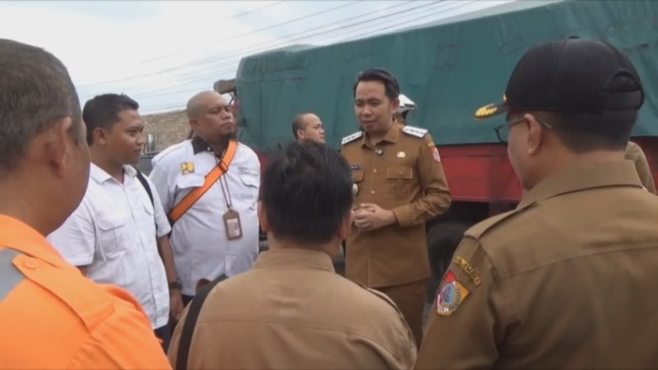 Aksi Cepat Bupati Fawait: Turun Tangan Perbaiki Jalan Rel Pecoro Demi Keselamatan Warga